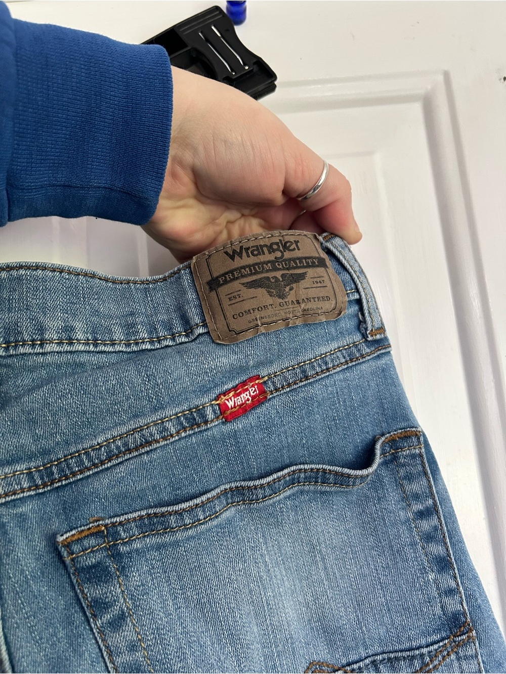 Wrangler Light Blue Men's Jeans Back Pocket Detail - Picture 13 of 15
